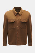 Tom Ford Velourslederjacke braun, frontale Nahaufnahme, Slim Fit, Umlegekragen, verdeckte Druckknopfleiste, aufgesetzte Brusttaschen, weiches Rindsveloursleder.