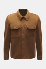 Tom Ford Velourslederjacke braun, frontale Nahaufnahme, Slim Fit, Umlegekragen, verdeckte Druckknopfleiste, aufgesetzte Brusttaschen, weiches Rindsveloursleder.