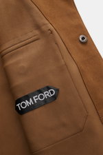 Nahaufnahme der Tom Ford Velourslederjacke braun von innen, Detailansicht der aufgesetzten Brusttasche mit Tom Ford Label und Druckknopfverschluss.