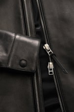 Tom Ford Lederjacke schwarz aus edlem Lammleder, Detailaufnahme Reißverschluss und Manschette, Slim Fit, Umlegekragen, Druckknöpfe.
