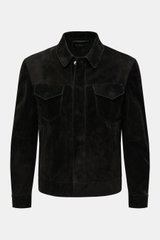 Front view of Tom Ford Velourslederjacke schwarz, a black suede slim fit jacket with flap chest pockets, concealed snap buttons, and adjustable waist tabs, made from finest cow suede with soft touch.

Additional content:
<div class="relative w-full ove