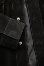 Close-up front view of the Tom Ford Velourslederjacke schwarz in black suede showing soft texture, snap buttons, and pocket flap.