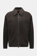 Windsor Velourslederjacke 'Attilio' dunkelbraun, frontale Nahaufnahme, feines Veloursleder, Regular Fit, Umlegekragen, Zwei-Wege-Reißverschluss, schräge Hüfttaschen, geschmeidiges Innenfutter, zwei Innentaschen.