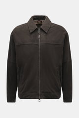 Windsor Velourslederjacke 'Attilio' dunkelbraun, frontale Nahaufnahme, feines Veloursleder, Regular Fit, Umlegekragen, Zwei-Wege-Reißverschluss, schräge Hüfttaschen, geschmeidiges Innenfutter, zwei Innentaschen.