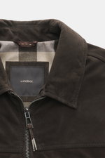 Nahaufnahme der dunkelbraunen Windsor Velourslederjacke 'Attilio' von oben mit Umlegekragen, feinem Veloursleder, Regular Fit, Zwei-Wege-Reißverschluss, schrägen Hüfttaschen, geschmeidigem Innenfutter und zwei Innentaschen.