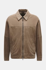 Windsor Velourslederjacke 'Attilio' taupe, frontal fotografiert, feines Veloursleder, Regular Fit, Umlegekragen, Zwei-Wege-Reißverschluss, schräge Hüfttaschen, geschmeidiges Innenfutter, zwei Innentaschen.