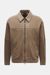 Windsor Velourslederjacke 'Attilio' taupe, frontal fotografiert, feines Veloursleder, Regular Fit, Umlegekragen, Zwei-Wege-Reißverschluss, schräge Hüfttaschen, geschmeidiges Innenfutter, zwei Innentaschen.