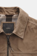 Nahaufnahme der Windsor Velourslederjacke 'Attilio' taupe im Regular Fit, feines Veloursleder, Umlegekragen, Zwei-Wege-Reißverschluss, schräge Hüfttaschen, geschmeidiges Innenfutter und zwei Innentaschen, Frontansicht.