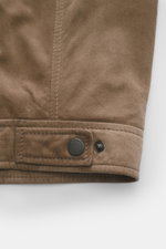 Windsor Velourslederjacke 'Attilio' taupe, Detailansicht von unten, feines Veloursleder, Regular Fit, Umlegekragen, Zwei-Wege-Reißverschluss, schräge Hüfttaschen, geschmeidiges Innenfutter, zwei Innentaschen.