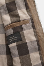 Nahaufnahme der Innenseite der Windsor Velourslederjacke 'Attilio' taupe mit feinem Veloursleder, Regular Fit, Umlegekragen, Zwei-Wege-Reißverschluss, schrägen Hüfttaschen, geschmeidigem Innenfutter und zwei Innentaschen.