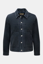 Officine Générale Velourslederjacke 'Loki' graublau aus Ziegen-Veloursleder, Slim Fit, mit Knopfleiste, Umlegekragen und Fronttaschen, frontal fotografiert.