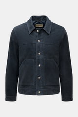 Officine Générale Velourslederjacke 'Loki' graublau aus Ziegen-Veloursleder, Slim Fit, mit Knopfleiste, Umlegekragen und Fronttaschen, frontal fotografiert.