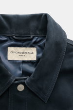 Nahaufnahme der Officine Générale Velourslederjacke 'Loki' graublau, Blick auf Umlegekragen, glänzendes Innenfutter und Logo-Label.