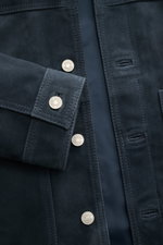 Nahaufnahme der Officine Générale Velourslederjacke 'Loki' graublau von oben, zeigt Ziegen-Veloursleder, Manschette und sechs Knöpfe.