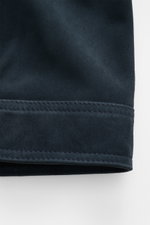 Nahaufnahme der Officine Générale Velourslederjacke 'Loki' graublau, Detailansicht des weichen Ziegen-Veloursleders und der feinen Naht am Ärmelabschluss.