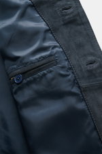 Nahaufnahme der Innenseite der Officine Générale Velourslederjacke 'Loki' graublau aus Ziegen-Veloursleder mit weichem Satinfutter und Innentasche.