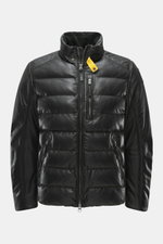 Parajumpers Lederjacke 'Ernie' schwarz, frontale Nahaufnahme, gesteppte Wattierung, Stehkragen mit gelbem Riemen, Zipper, Slim Fit, weiches Leder.