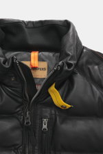 Nahaufnahme der Parajumpers Lederjacke 'Ernie' schwarz, Perspektive von oben auf den wattierten Stehkragen mit Knopfriegel, Zippern und Label.