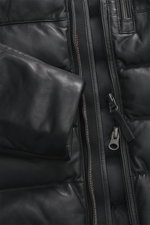 Parajumpers Lederjacke 'Ernie' schwarz, Nahaufnahme von vorne, butterweiches Leder, gesteppte Wattierung, Zipper, Stehkragen mit Riegel.
