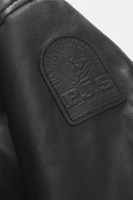 Nahaufnahme der schwarzen Parajumpers Lederjacke 'Ernie' mit sichtbarem PJS-Label auf dem Ärmel, geschmeidiges Leder und wattierte Details.
