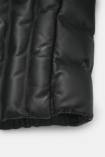 Nahaufnahme der Parajumpers Lederjacke 'Ernie' schwarz, Detailansicht von geschmeidigem Leder und gesteppter Wattierung im Slim Fit mit elastischem Saum.