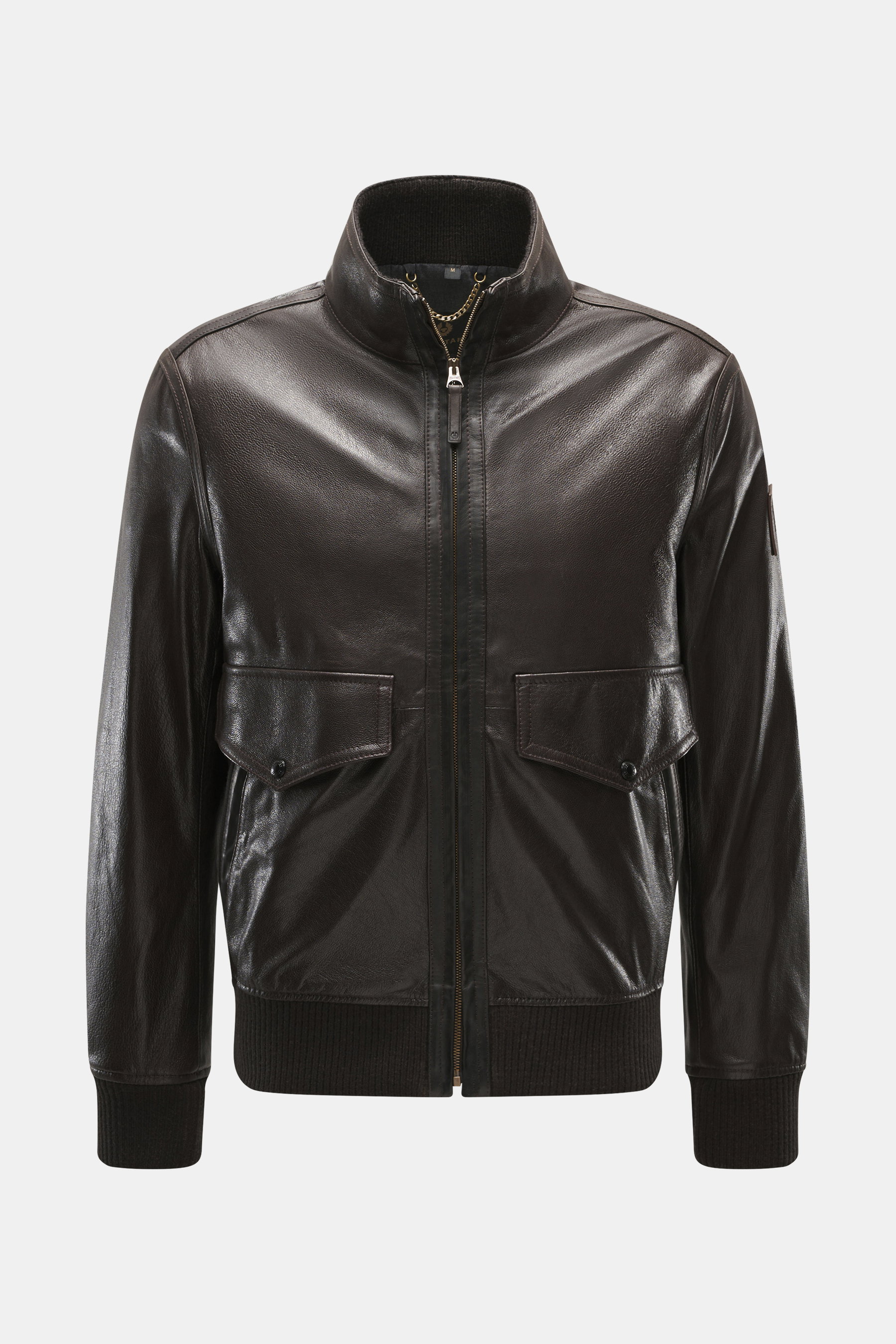 Belstaff Lederblouson 'Winchester Jacket' dunkelbraun aus robustem Ziegenleder, Slim Fit, Fronttaschen, Stehkragen, elastische Bündchen, von vorne fotografiert.
