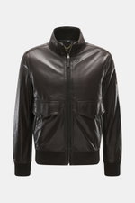 Belstaff Lederblouson 'Winchester Jacket' dunkelbraun aus robustem Ziegenleder, Slim Fit, Fronttaschen, Stehkragen, elastische Bündchen, von vorne fotografiert.