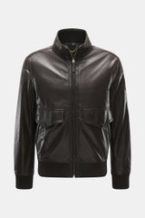 Belstaff Lederblouson 'Winchester Jacket' dunkelbraun aus robustem Ziegenleder, Slim Fit, Fronttaschen, Stehkragen, elastische Bündchen, von vorne fotografiert.