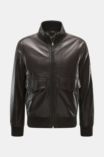 Belstaff Lederblouson 'Winchester Jacket' dunkelbraun aus robustem Ziegenleder, Slim Fit, Fronttaschen, Stehkragen, elastische Bündchen, von vorne fotografiert.