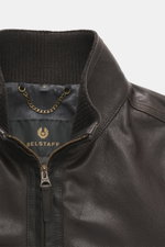 Belstaff Lederblouson 'Winchester Jacket' dunkelbraun aus robustem Ziegenleder, Slim Fit, Stehkragen mit Strick, Frontreißverschluss, Detailansicht von oben.