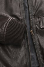 Belstaff Lederblouson 'Winchester Jacket' dunkelbraun, Detailaufnahme von Reißverschluss, elastischem Saum und robuster Ziegenleder-Struktur, Slim Fit.