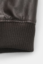 Belstaff Lederblouson 'Winchester Jacket' dunkelbraun, Nahaufnahme des elastischen Saums aus robustem Ziegenleder mit Strickbündchen.