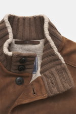 Fedeli Veloursleder-Blouson 'Verbier' graubraun, Detailaufnahme von Kragen und Knopfleiste mit Cashmere-Strick und weichem Veloursleder.