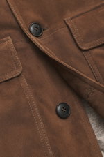 Nahaufnahme des graubraunen Fedeli Veloursleder-Blouson 'Verbier' aus softem Veloursleder mit Slim Fit, Strickdetails und Sechs-Knopf-Leiste.