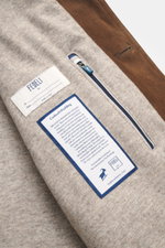 Fedeli Veloursleder-Blouson 'Verbier' graubraun, Detailaufnahme Innenfutter mit Cashmere-Strick, Reißverschluss und Label, weich, Slim Fit.