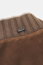 Nahaufnahme des hochschließenden Rippstrickkragens mit Fedeli-Label und weichem Veloursleder des graubraunen Fedeli Veloursleder-Blouson 'Verbier'.