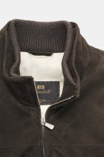 Mandelli Veloursleder Blouson dunkelbraun aus edlem Veloursleder, softer Griff, Regular Fit, zwei-Wege-Reißverschluss, Stehkragen mit Strickbesatz, schräge Taschen, Rippbündchen, Innenfutter aus Wolle, Wattierung, zwei Innentaschen, Nahaufnahme vom Kragen
