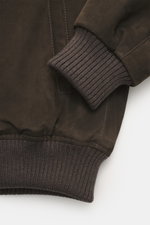 Nahaufnahme des Mandelli Veloursleder Blouson dunkelbraun von schräg oben, zeigt edles Veloursleder, soften Griff, Rippbündchen, Stehkragen mit Strickbesatz.