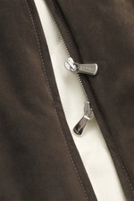 Nahaufnahme des Mandelli Veloursleder Blouson dunkelbraun mit edlem Veloursleder, softem Griff, zwei-Wege-Reißverschluss und weichem Wollfutter.