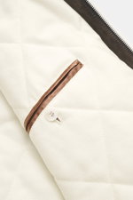 Innenaufnahme des Mandelli Veloursleder Blouson dunkelbraun mit edlem Veloursleder, softem Griff, Regular Fit, Zwei-Wege-Reißverschluss, Stehkragen mit Strickbesatz, schrägen Eingriffstaschen mit Zipper, komfortablen Rippbündchen, softem Innenfutter aus W