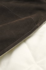 Nahaufnahme des Mandelli Veloursleder Blouson dunkelbraun aus edlem Veloursleder mit softem Griff, Reißverschluss und Stehkragen mit Strickbesatz.