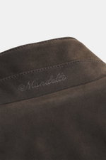 Nahaufnahme des Kragens vom Mandelli Veloursleder Blouson dunkelbraun aus edlem Veloursleder mit softem Griff, Regular Fit, Stehkragen mit Strickbesatz, zwei-Wege-Reißverschluss, schrägen Eingriffstaschen mit Zipper, komfortablen Rippbündchen, softem Inne