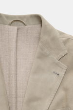 Nahaufnahme des Revers und Innenfutters des Rifugio Veloursleder-Sakko sand aus edlem Veloursleder mit Schurwollfutter, Slim Fit und Teilungsnähten.
