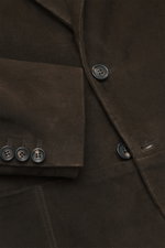 Nahaufnahme des Rifugio Veloursleder-Sakkos dunkelbraun, Slim Fit mit dekorativen Nähten, Knöpfen und weichem Veloursleder aus italienischer Herstellung.