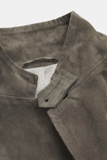 Close-up view of the collar of the Rifugio Suede Blazer Dark Grey, made of supple suede leather with a soft touch, showing the notched lapel and buttonhole detail, highlighting its luxurious texture and craftsmanship. RIFUGIO combines style with safari el