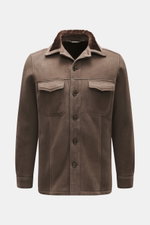 Rifugio Lammleder-Jacke graubraun, frontal fotografiert, aus geschmeidigem Veloursleder mit Fellkragen, Slim Fit, sechs Knöpfe, Brust- und Seitentaschen.