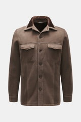 Rifugio Lammleder-Jacke graubraun, frontal fotografiert, aus geschmeidigem Veloursleder mit Fellkragen, Slim Fit, sechs Knöpfe, Brust- und Seitentaschen.
