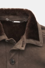 Nahaufnahme der Rifugio Lammleder-Jacke graubraun, Perspektive auf den Umlegekragen mit weichem Lammfellfutter und Knopfdetails.