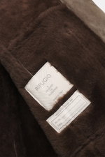 Nahaufnahme von Innenfutter und Label der Rifugio Lammleder-Jacke graubraun aus weichem Veloursleder mit Lammfell.