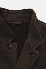 Nahaufnahme aus schräger Perspektive der variablen Kragenpartie der Agnona Velourslederjacke dunkelbraun aus edlem Lammveloursleder mit softem Shearling-Innenfutter.